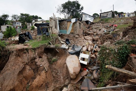 Las víctimas de las inundaciones en Sudáfrica buscan los cuerpos de sus seres queridos desaparecidos