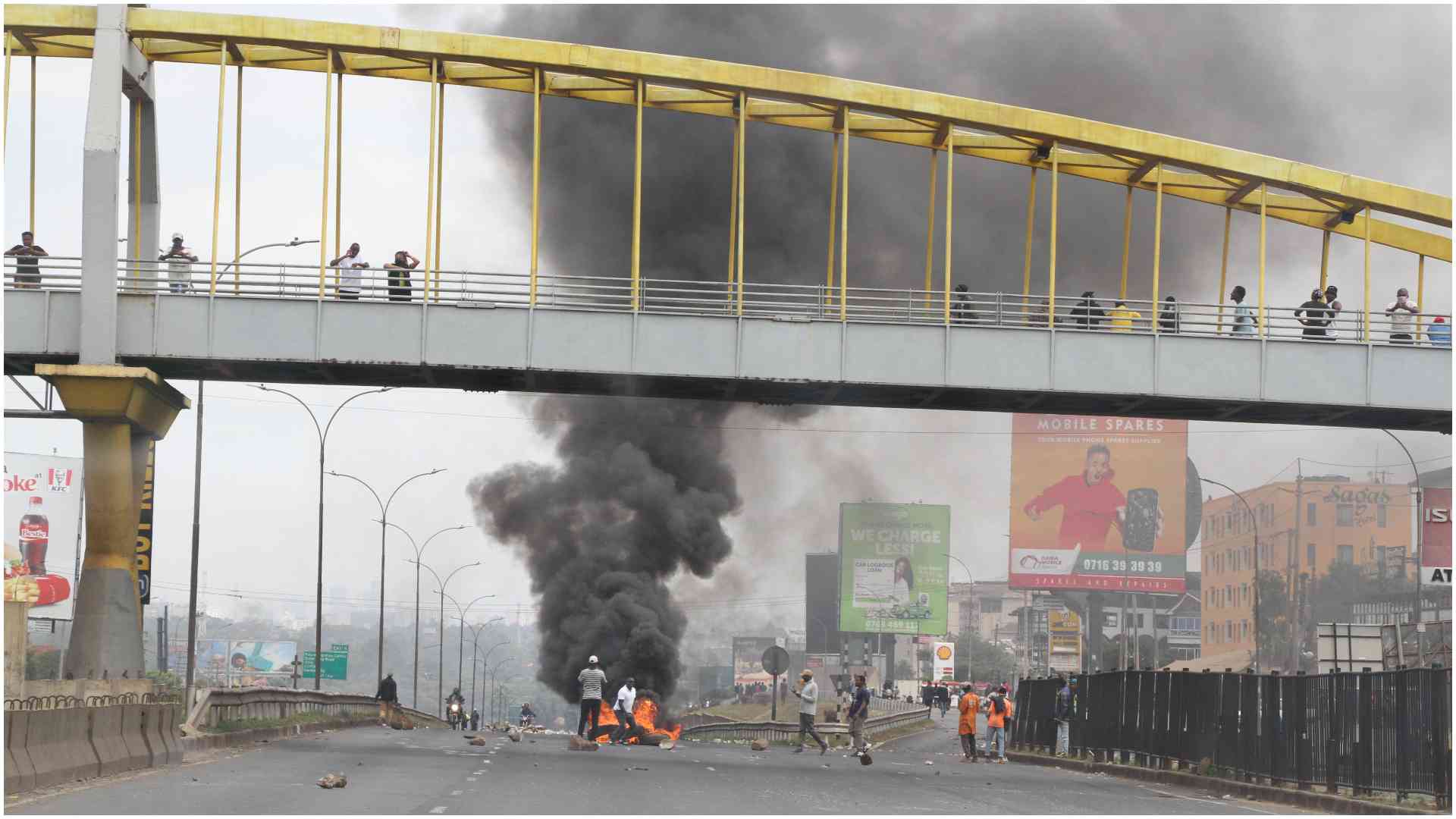 Photos: Frontline action as protestors engage police in running battles along Thika road, Nairobi CBD