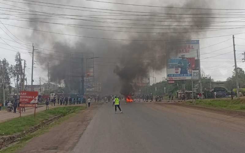 VIDEO: Bonfires lit along Thika Road, Kitengela as youth block highways over fuel prices