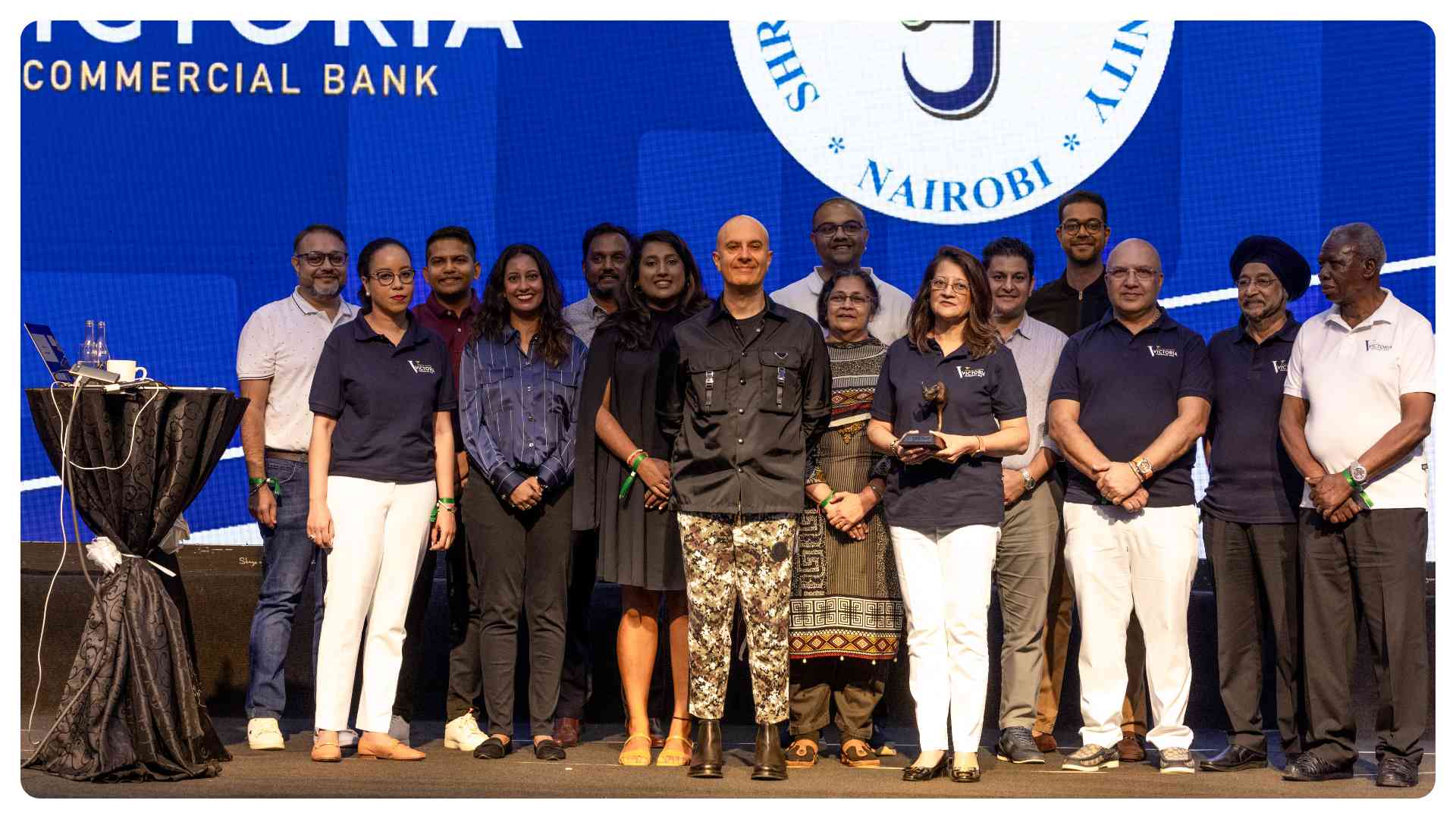 The organisers of the event Victoria Commercial Bank and Shree Visa Oshwal Community officials commemorate Robin Sharma (centre) with a token of appreciation.
