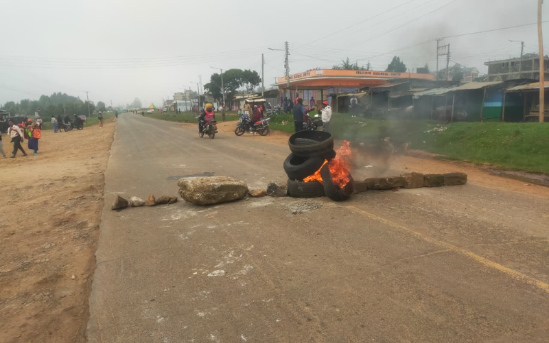VIDEO: Bonfires lit along Thika Road, Kitengela as youth block highways over fuel prices