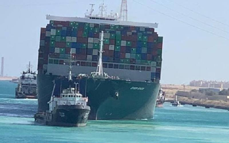 El barco encalló para bloquear el Canal de Suez