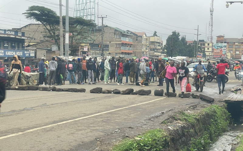 VIDEO: Bonfires lit along Thika Road, Kitengela as youth block highways over fuel prices