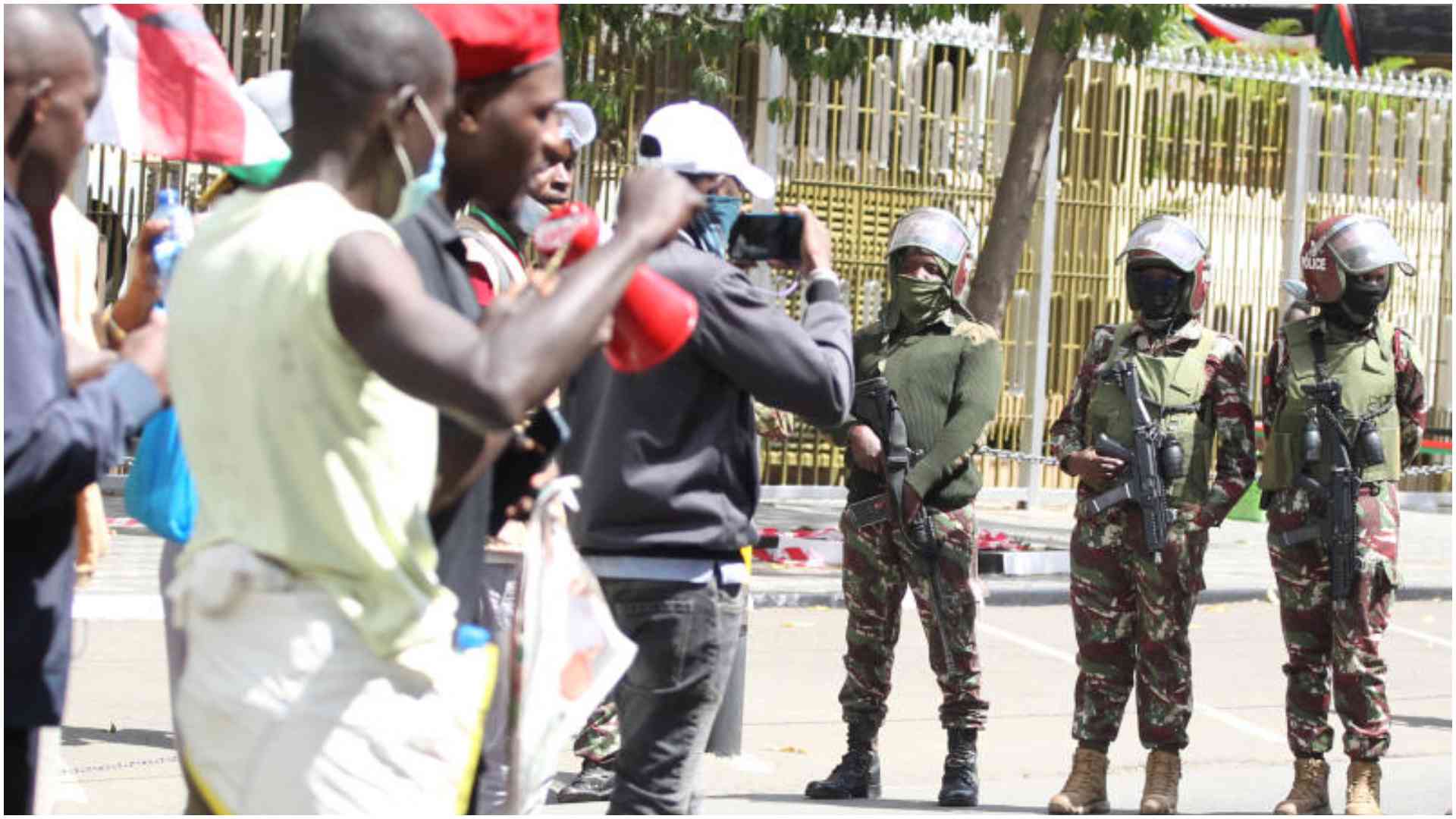 Daring protestor attempts to uncover masked anti-riot police in Nairobi CBD: 