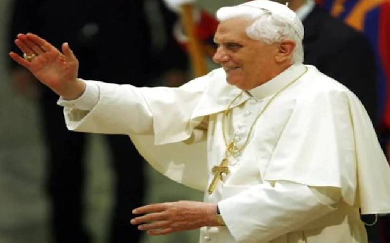 Prelados y fieles católicos lloran al Papa Benedicto XVI