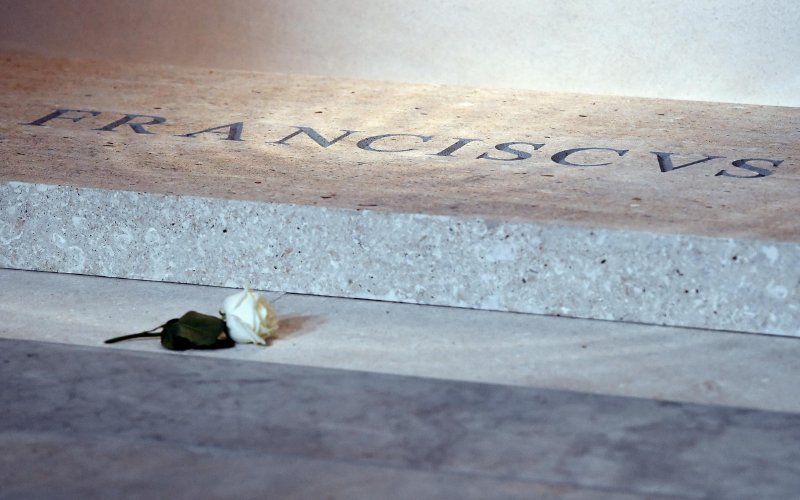 5 precious items that Pope Francis was buried with
