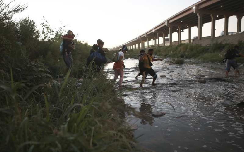 Los cruces fronterizos ilegales de México a los Estados Unidos alcanzan un máximo anual