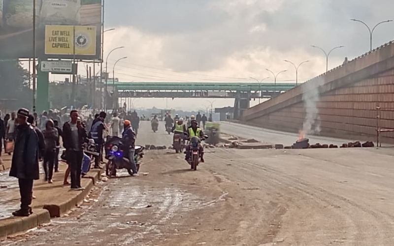 VIDEO: Bonfires lit along Thika Road, Kitengela as youth block highways over fuel prices