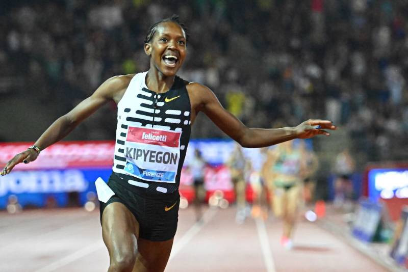 Faith Kipyegon reacts after seeing WR on the clock [Photo: World Runners]