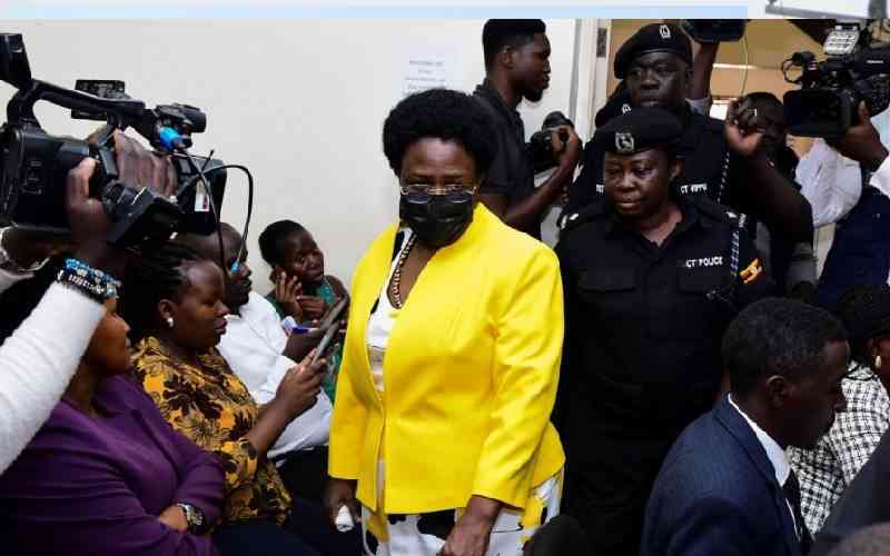Un ministro del gobierno de Uganda pasa la Pascua en la cárcel por el escándalo de los techos