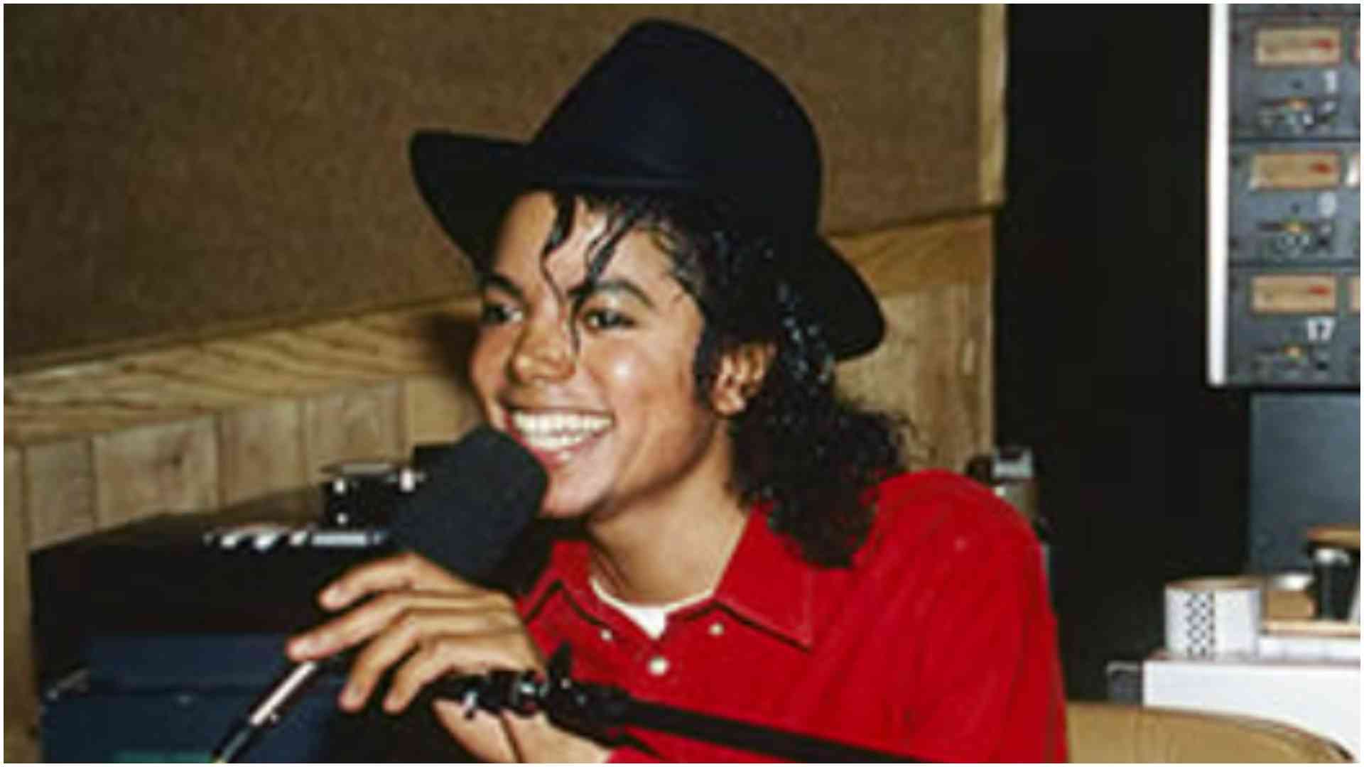 Michael Jackson: Late pop icon's glittery sock fetches Sh1 million at auction in France