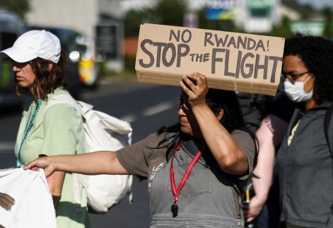 El Reino Unido condena la decisión de la corte de bloquear la deportación de Ruanda, no se desviará del acuerdo