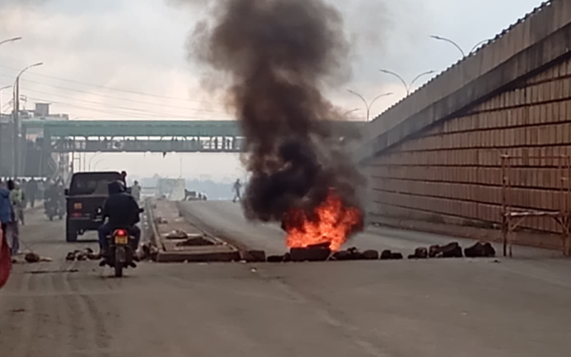 VIDEO: Bonfires lit along Thika Road, Kitengela as youth block highways over fuel prices