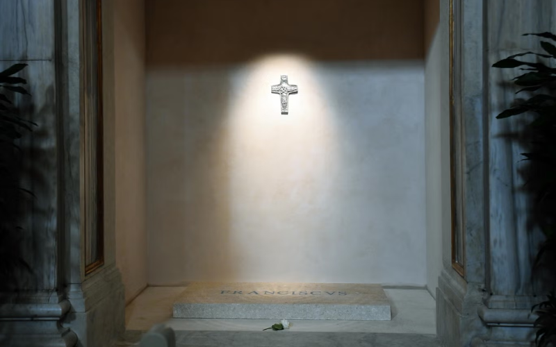 5 precious items that Pope Francis was buried with