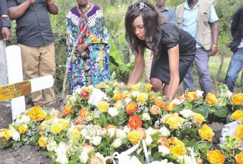 Cecilia Mwangi at her mum's funeral