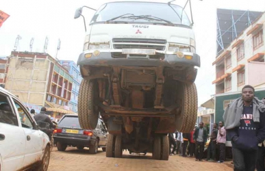 The ‘standing’ lorry of Kisii: Residents shocked after lorry ‘stands’ after accident 