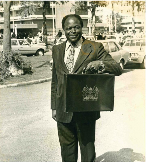 Mwai Kibaki ready to present the budget in Parliament in 1973