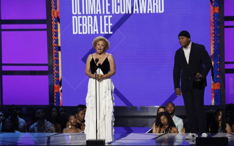 Debra Lee speaks as she accepts the Ultimate Icon 
